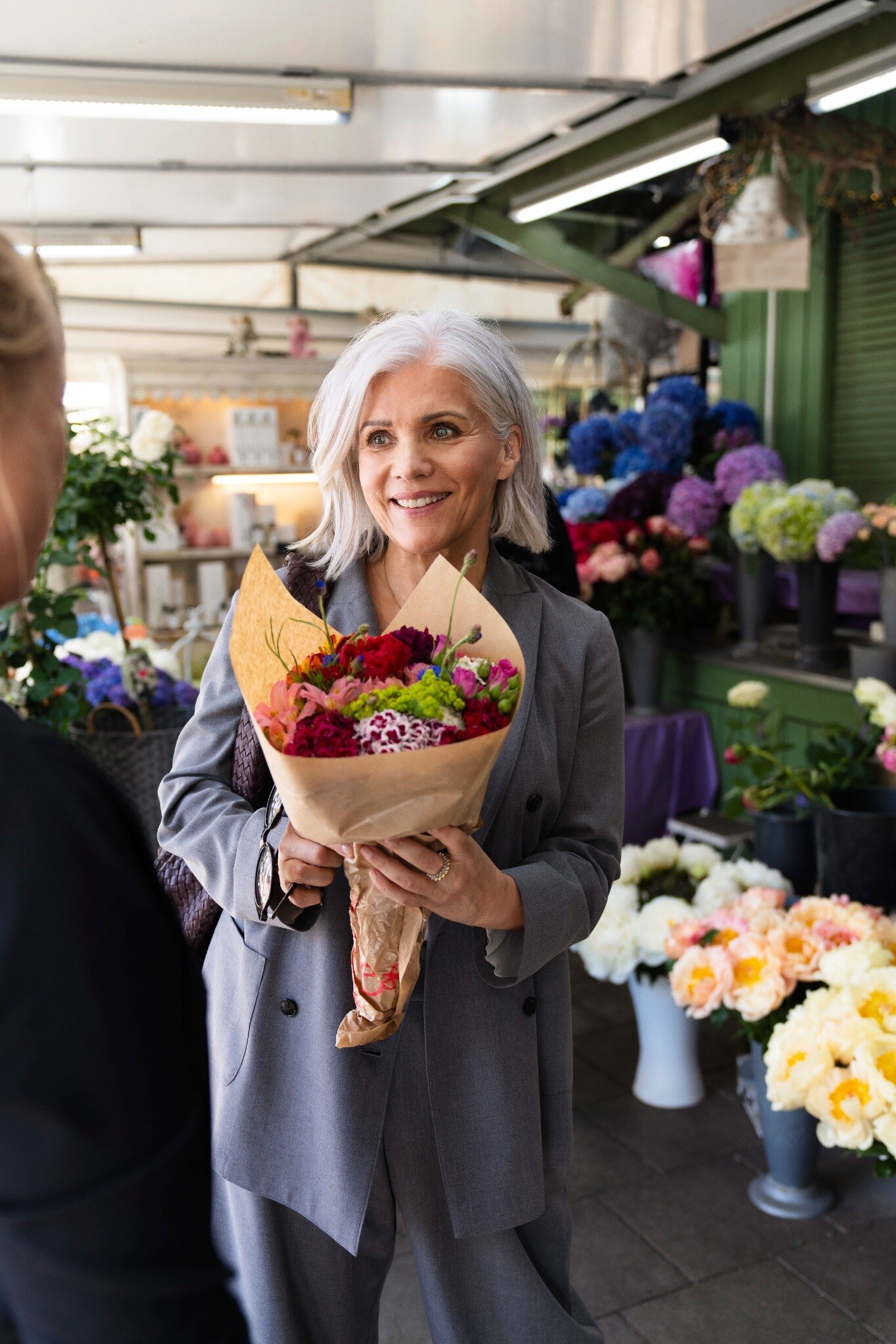 Birgit Schrowange mit einem Blumenstrauß
