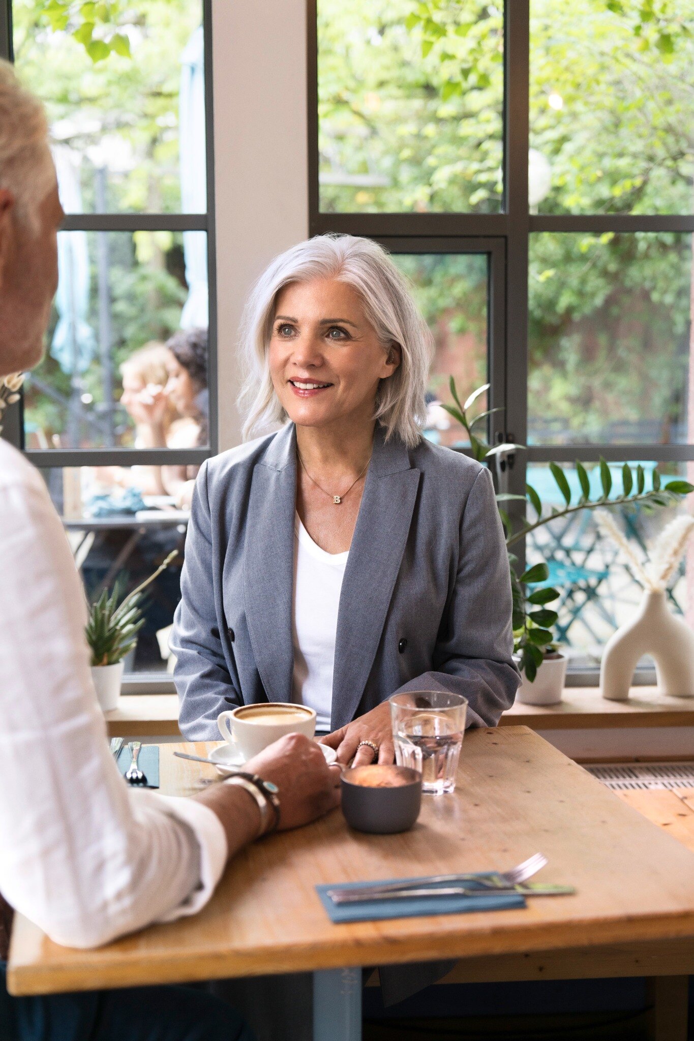 Birgit Schrowange im persönlichen Gespräch in einem Café
